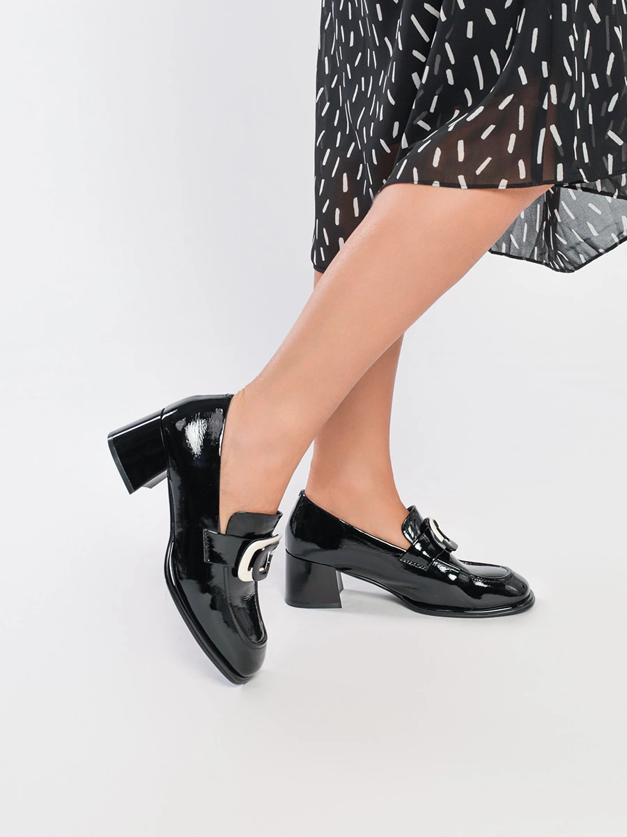 Туфли лакированные черного цвета с декоративной пряжкой